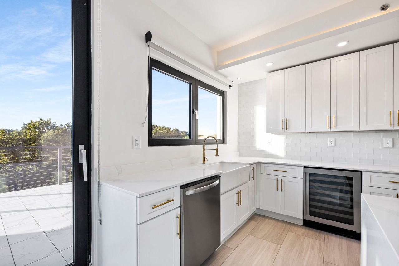 Ilion - Photo 6 of 50