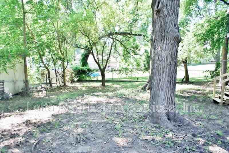 1718 Waubesa Ave - Photo 3 of 13