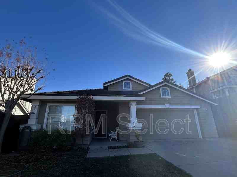 489 Powell Dr - Photo 2 of 14