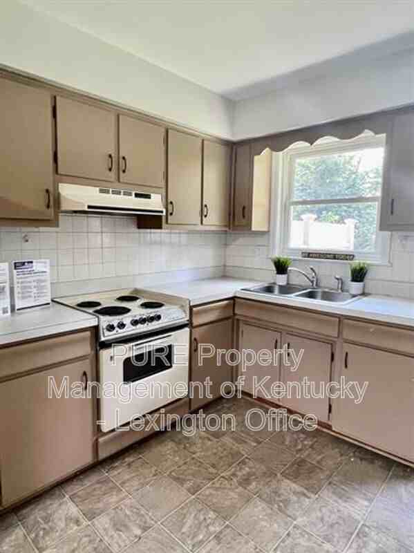 708 Greenbriar Dr - Photo 2 of 10