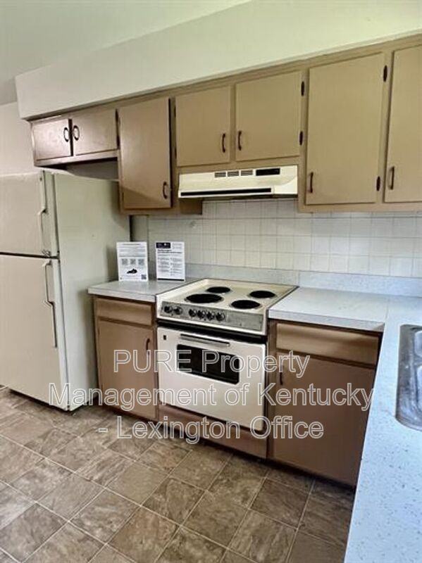 708 Greenbriar Dr - Photo 3 of 10
