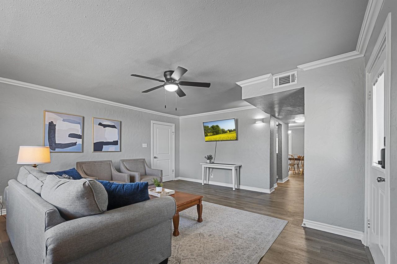 5425 Waltham Avenue - Photo 3 of 33