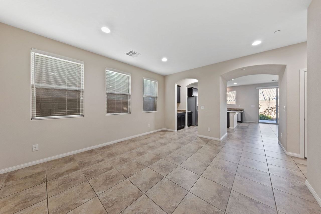 2324 Mundare Dr - Photo 4 of 40