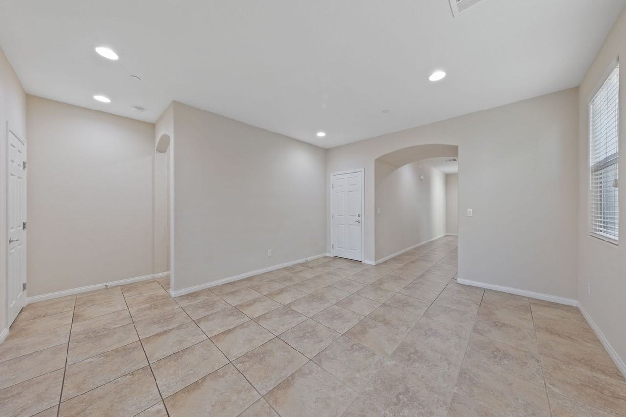 2324 Mundare Dr - Photo 5 of 40