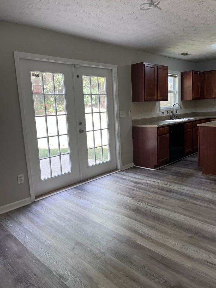 1391 Pine Acre Dr - Photo 4 of 15
