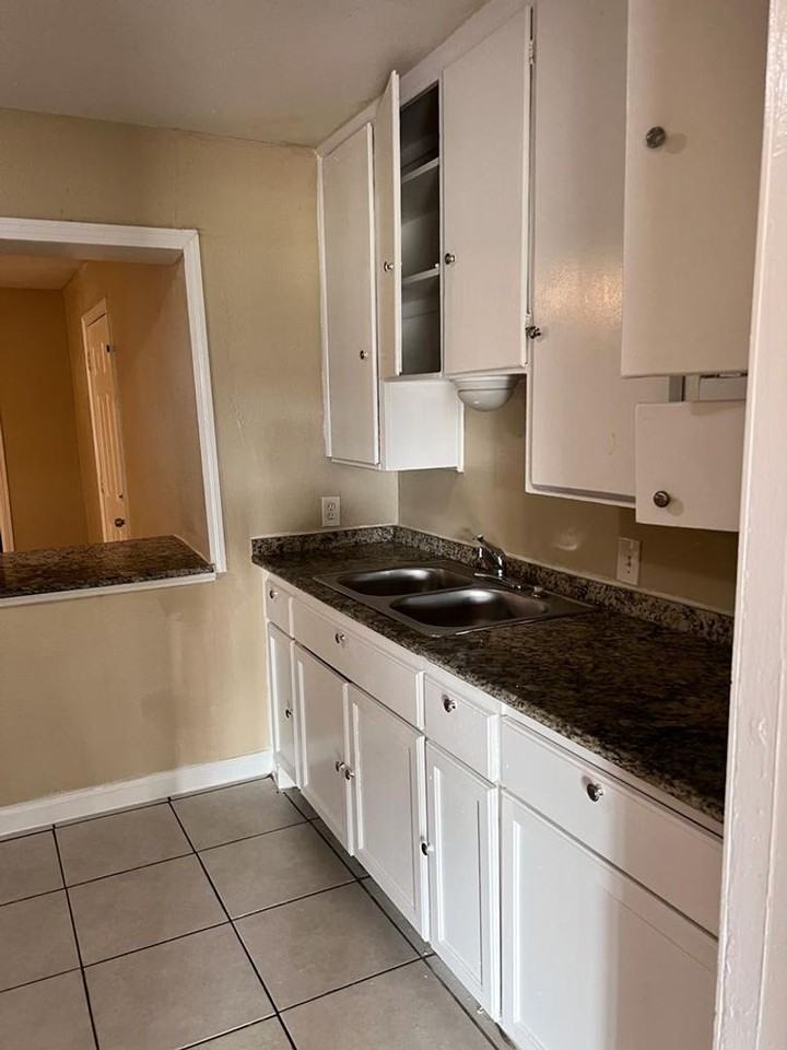 5117 Longmeadow St - Photo 4 of 13