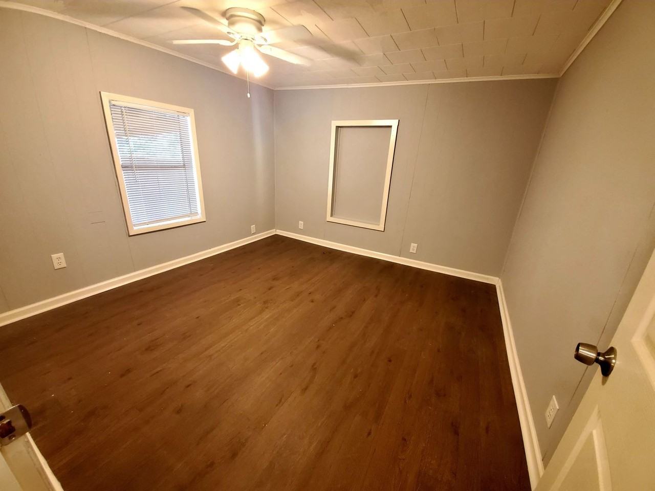 906 W Scott St - Photo 2 of 16