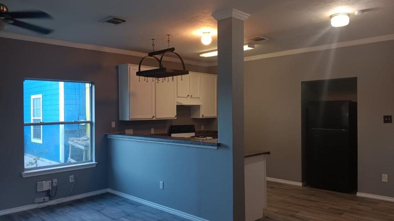 2040 Sunset Dr - Photo 3 of 10
