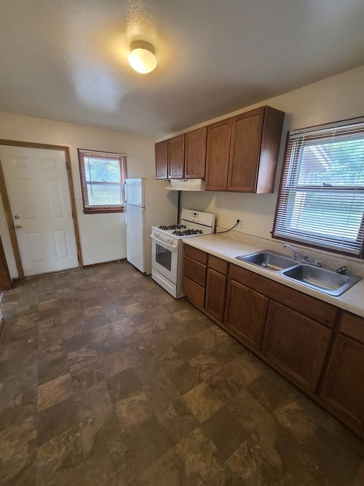 1224 Downtain St - Photo 5 of 12