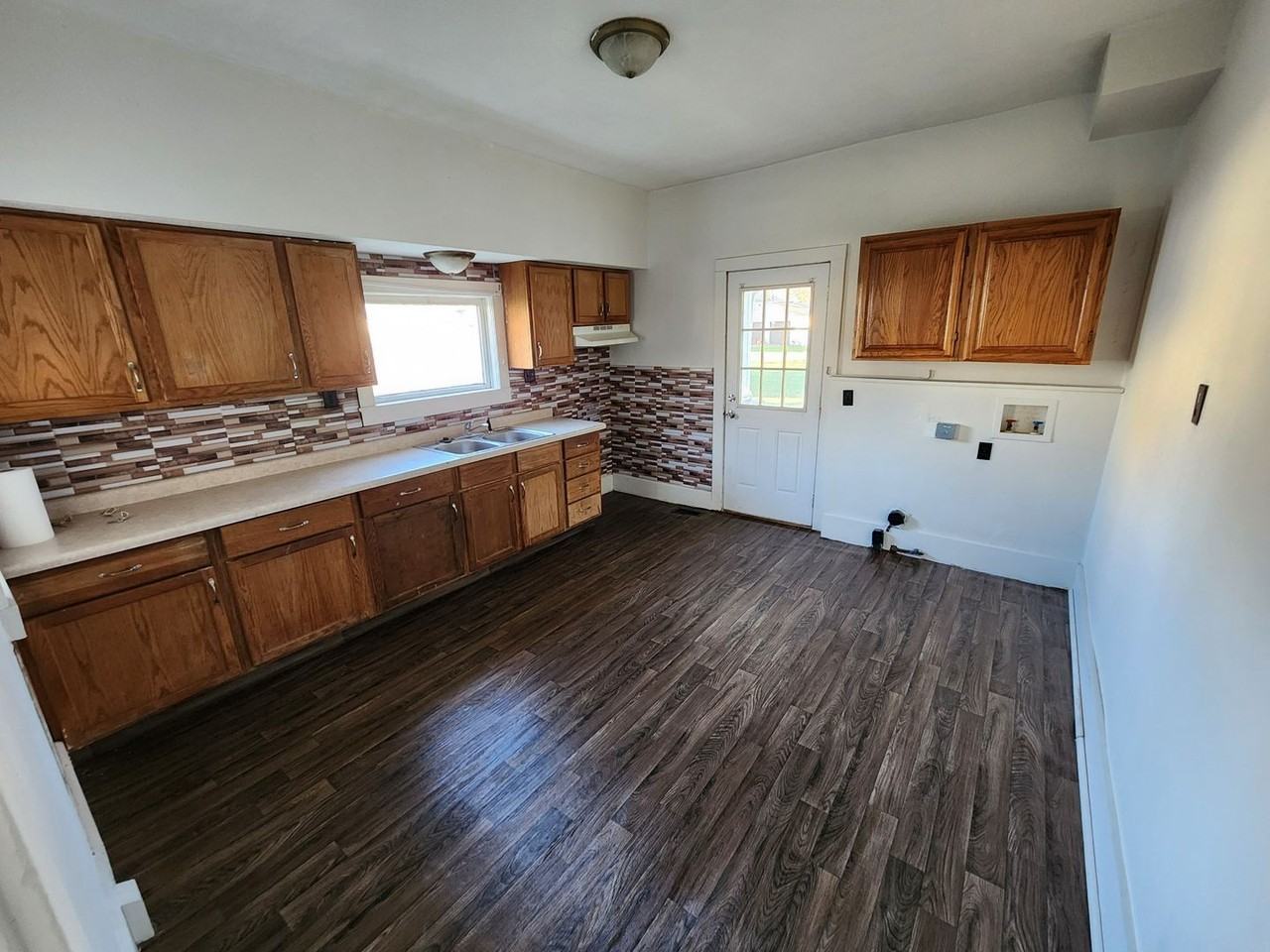 1239 Superior St - Photo 3 of 10