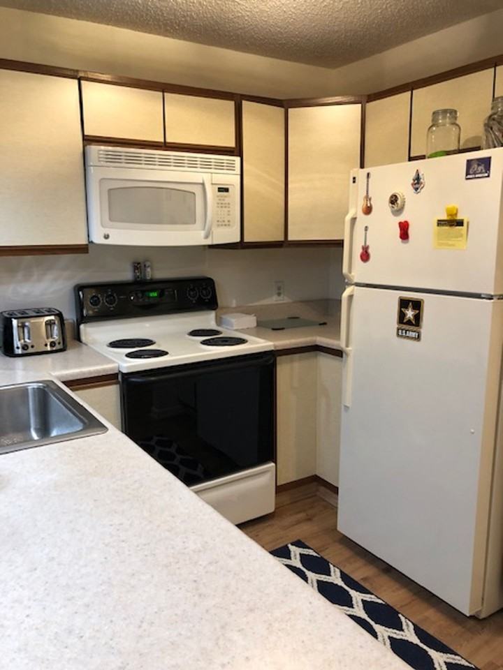 1348 Hunters Rd Apt F - Photo 5 of 32