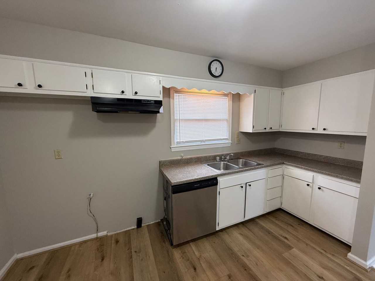 10410 Foxboro Dr - Photo 3 of 18