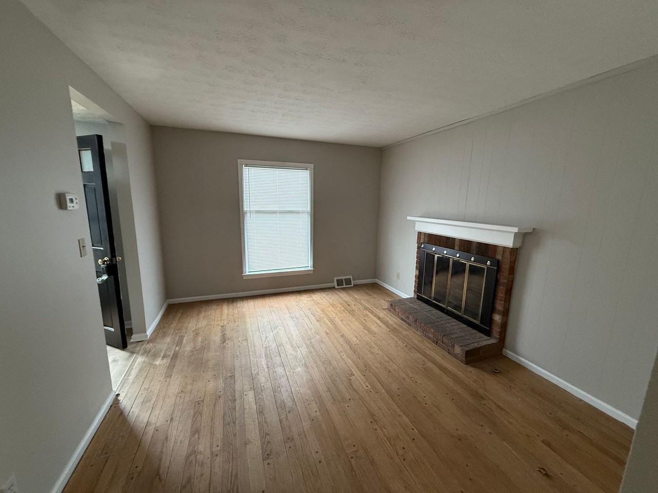 10410 Foxboro Dr - Photo 4 of 18