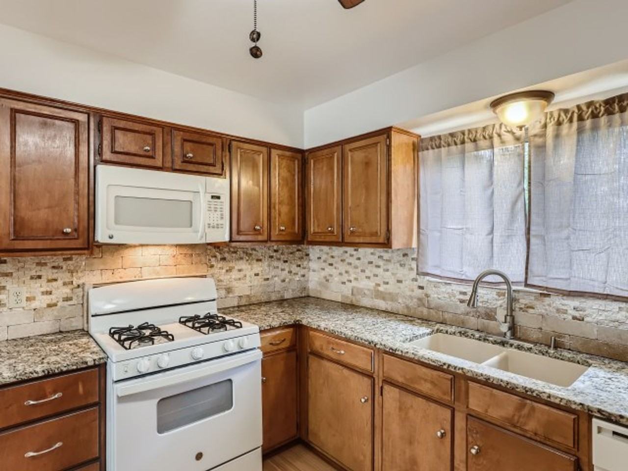 9827 Gemini Dr - Photo 4 of 11