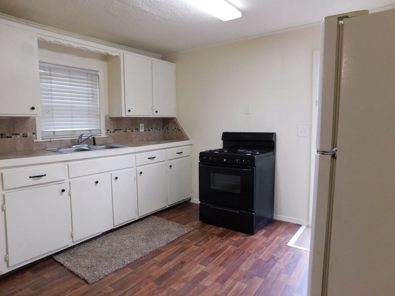 1232 Seals St - Photo 3 of 8