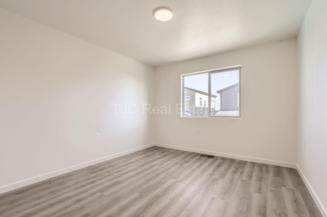 10371 E 62nd Pl - Photo 5 of 9