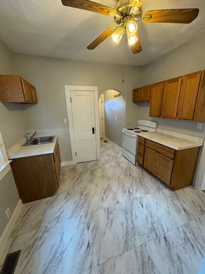 1316 N Garvin St - Photo 4 of 11