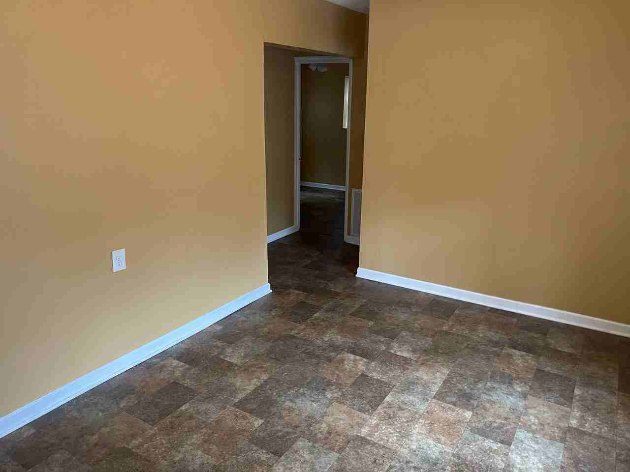 100 Hamer Pl - Photo 2 of 8