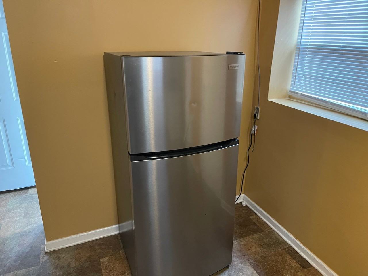 100 Hamer Pl - Photo 4 of 8