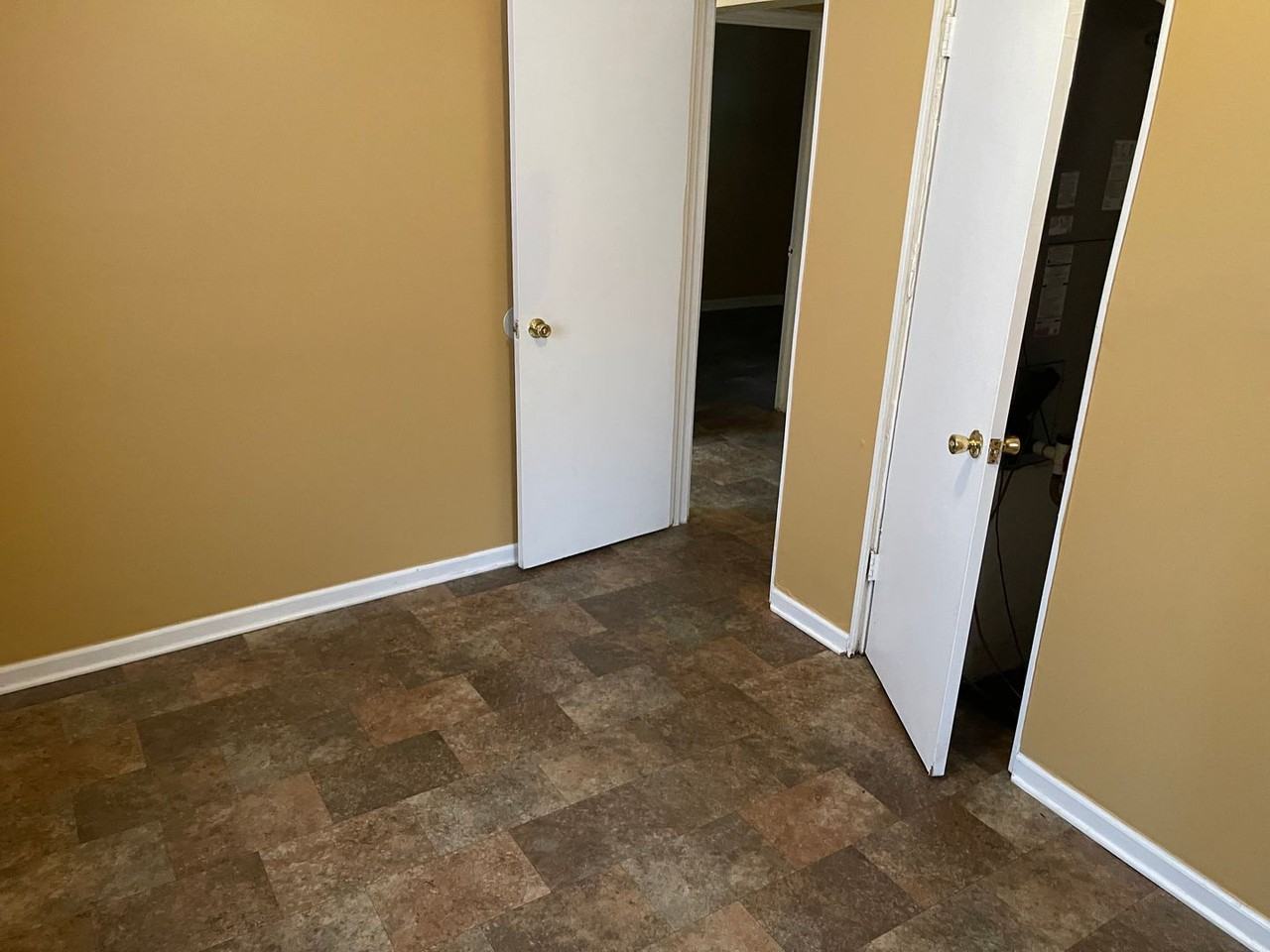 100 Hamer Pl - Photo 5 of 8