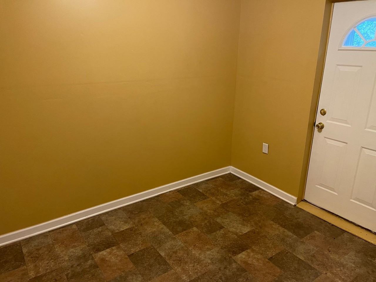 100 Hamer Pl - Photo 7 of 8