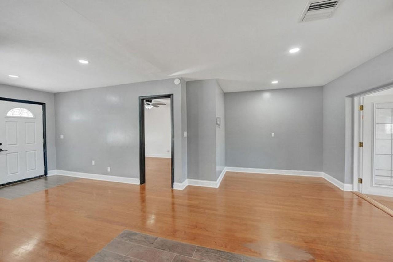 390 W 35th St - Photo 3 of 25
