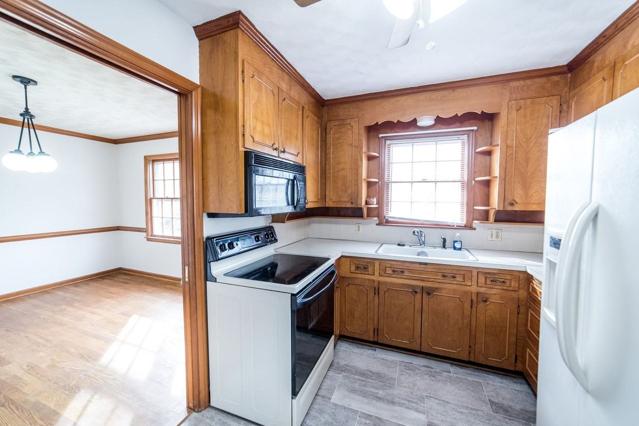 913 Sandusky Dr - Photo 2 of 17