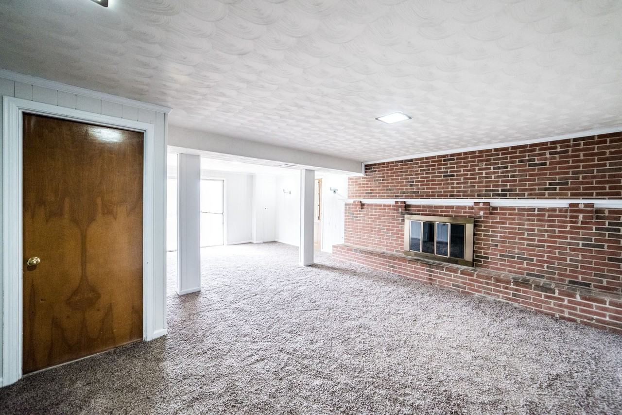 913 Sandusky Dr - Photo 4 of 17