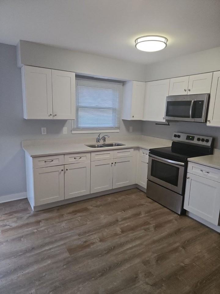 308 Heustis St - Photo 2 of 9