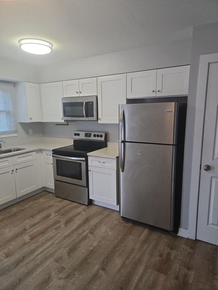 308 Heustis St - Photo 3 of 9