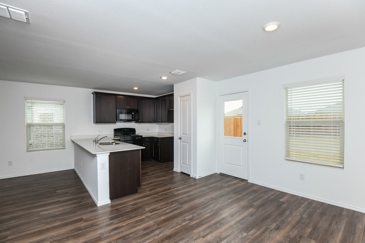 1109 Wildflower St - Photo 5 of 14