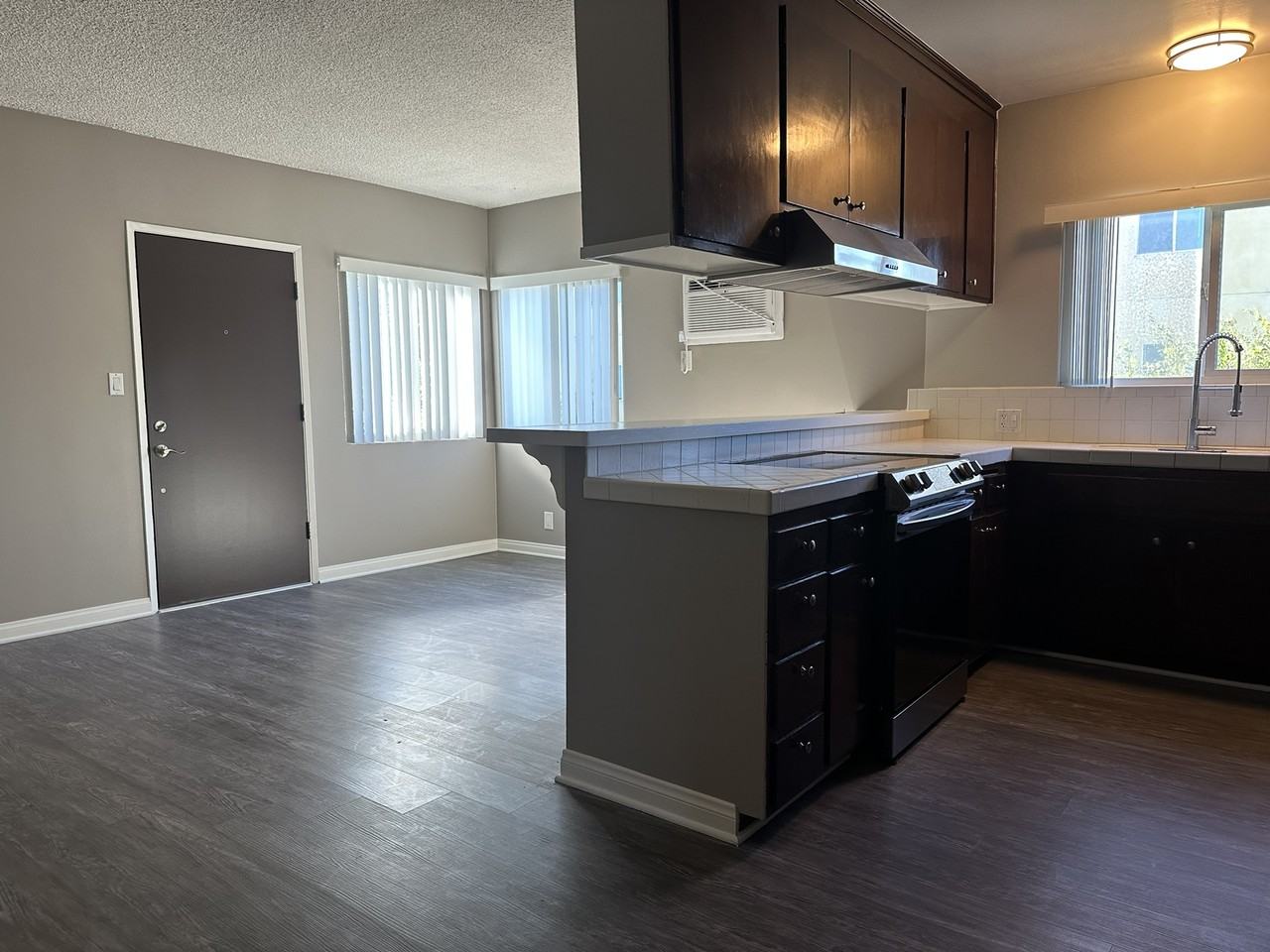 22641 Del Valle Street - Photo 2 of 8