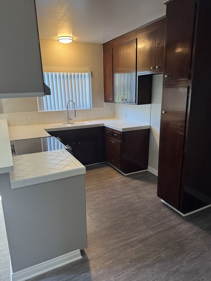 22641 Del Valle Street - Photo 3 of 8