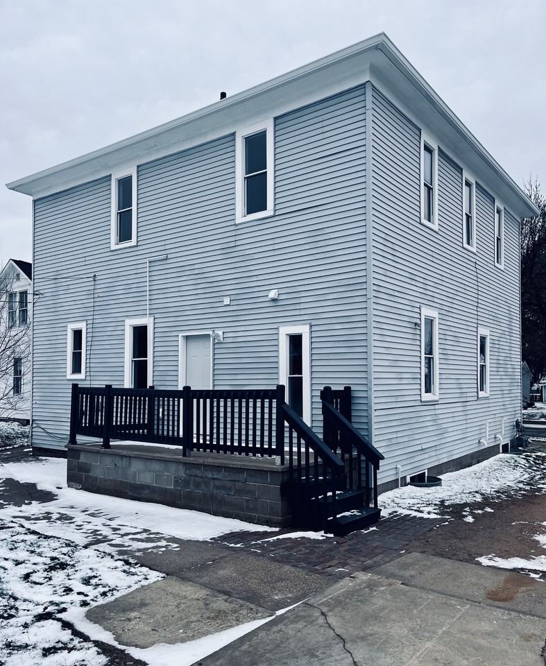 608 E Bridge St - Photo 2 of 10
