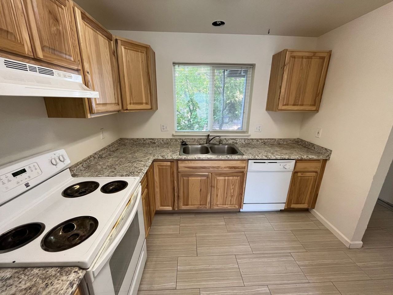 1453 Ne Tucson Way #3 - Photo 3 of 15