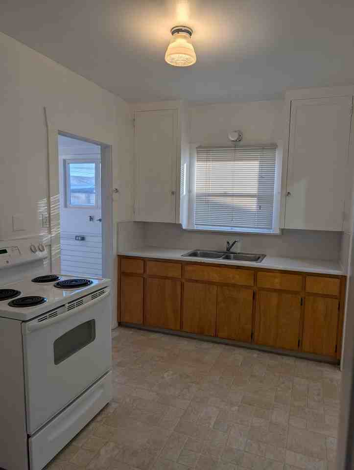 1325 Sycamore St - Photo 3 of 9