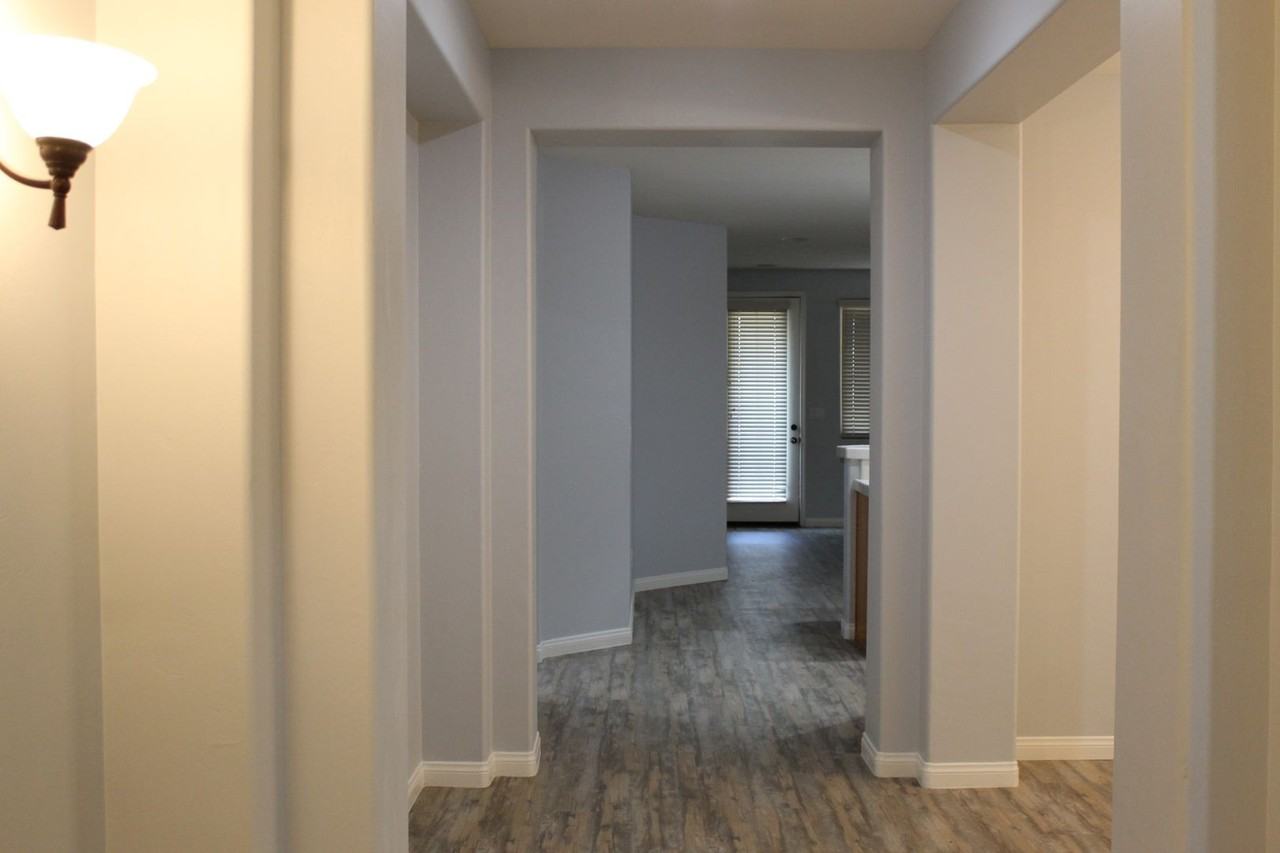 231 Bloomfield Dr - Photo 4 of 30