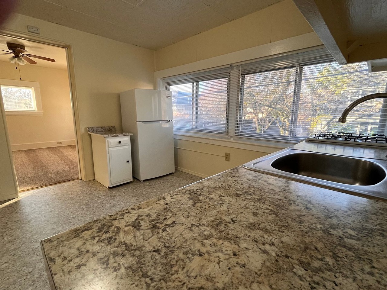 1704 Se Main St #3 - Photo 4 of 9