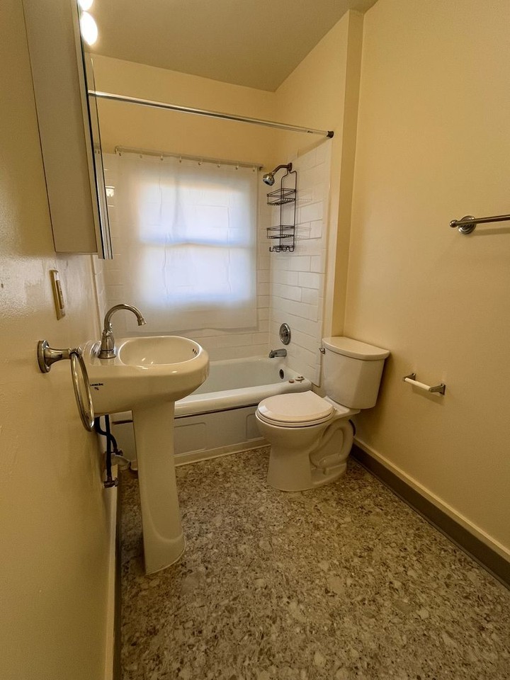 1704 Se Main St #3 - Photo 7 of 9