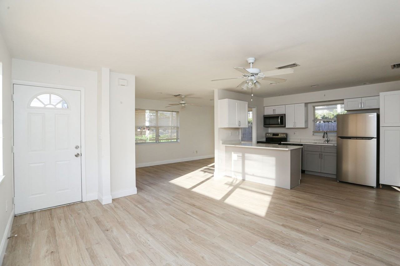 524 97th Ave N #A - Photo 2 of 11