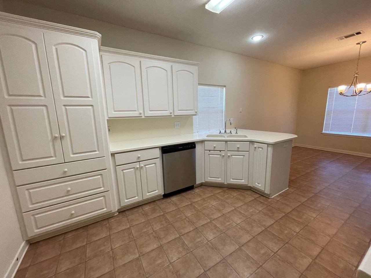 217 Kirkwood Dr - Photo 7 of 9