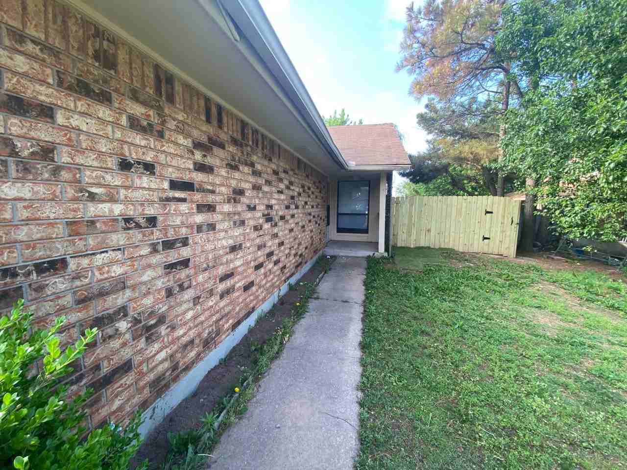 8302 Nw 8th St - Photo 3 of 17