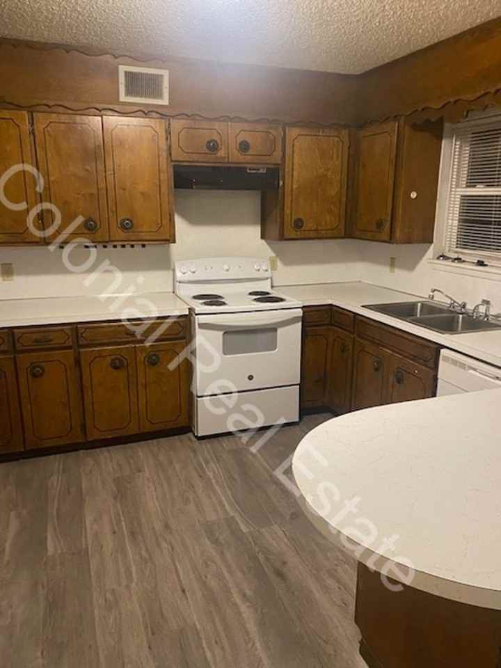 100 Tucker Ave - Photo 4 of 14