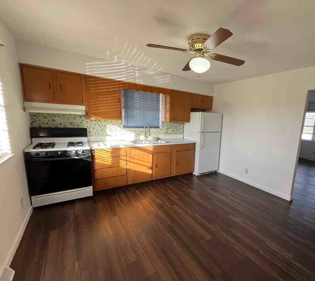 1314 Virginia Ave - Photo 3 of 11