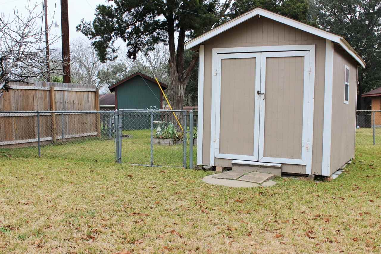 1006 Robinhood Rd #1 - Photo 2 of 22