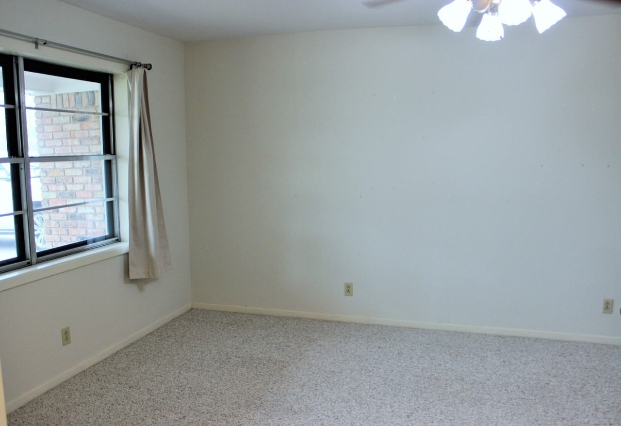 1006 Robinhood Rd #1 - Photo 3 of 22