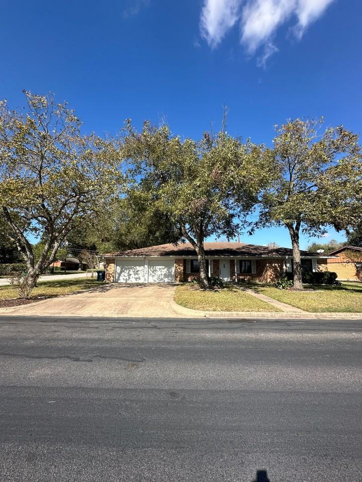 1006 Robinhood Rd #1 - Photo 7 of 22