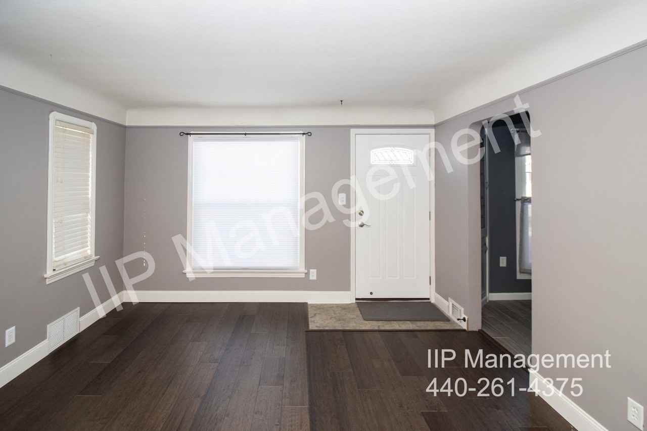 19329 Shoreland Ave - Photo 2 of 18