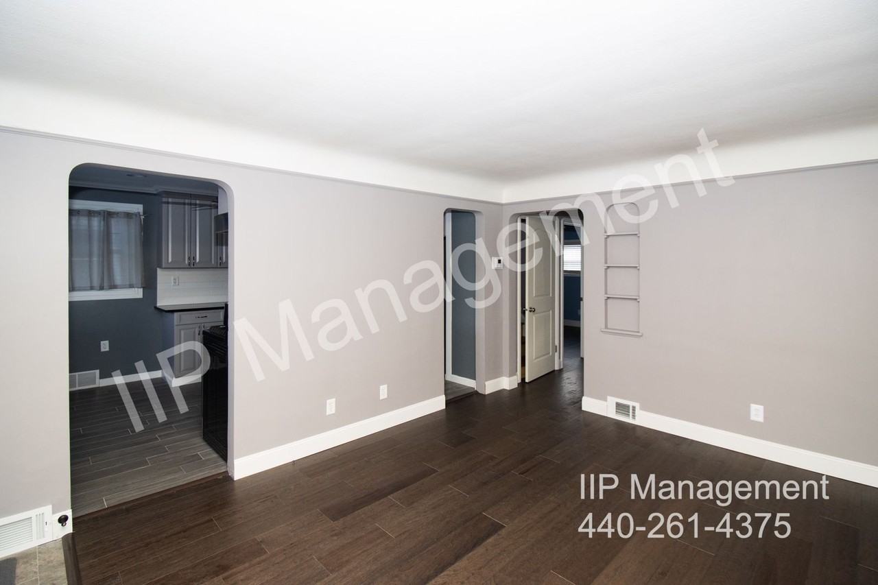 19329 Shoreland Ave - Photo 3 of 18