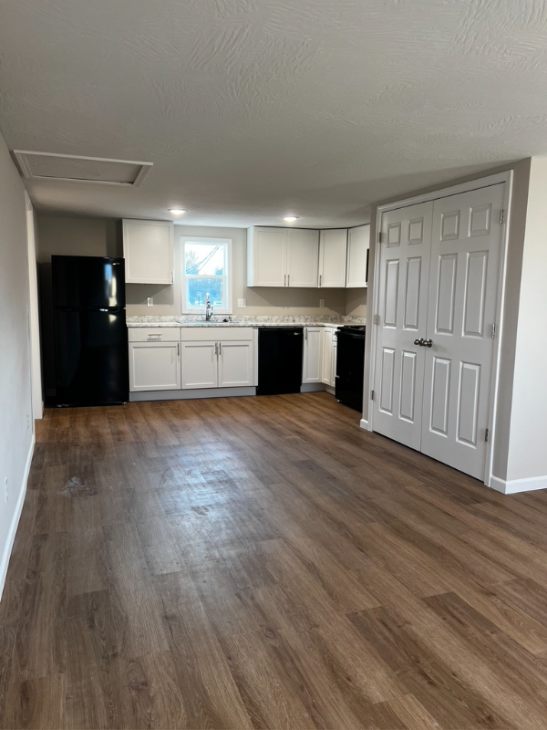 100 W College St #C - Photo 4 of 9